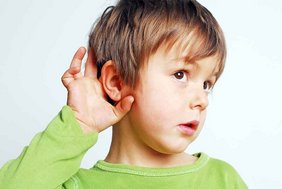 Kind mit Hörschwierigkeiten.